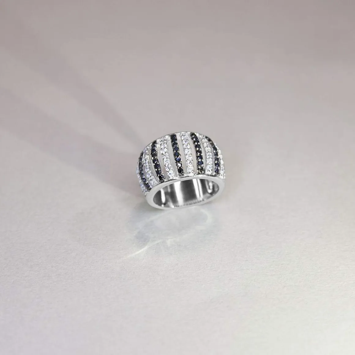 Bague argent 925 et ruthénium noir, spinelles noires et zirconias