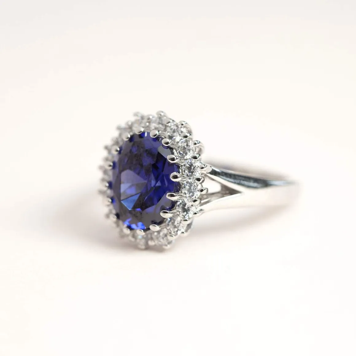 Bague argent 925 zirconia ovale bleu et zirconias blancs