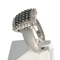 Bague d'occasion or 750 blanc avec diamants blancs et noirs traités