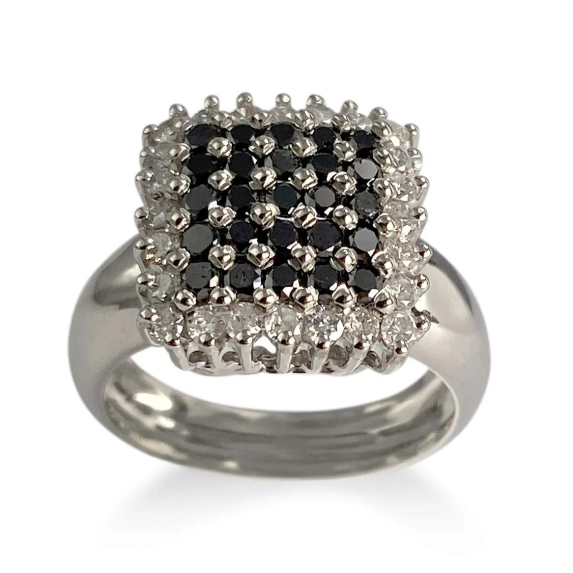 Bague d'occasion or 750 blanc avec diamants blancs et noirs traités