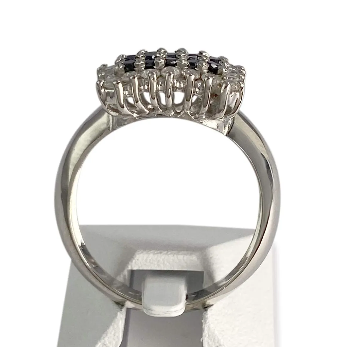 Bague d'occasion or 750 blanc avec diamants blancs et noirs traités