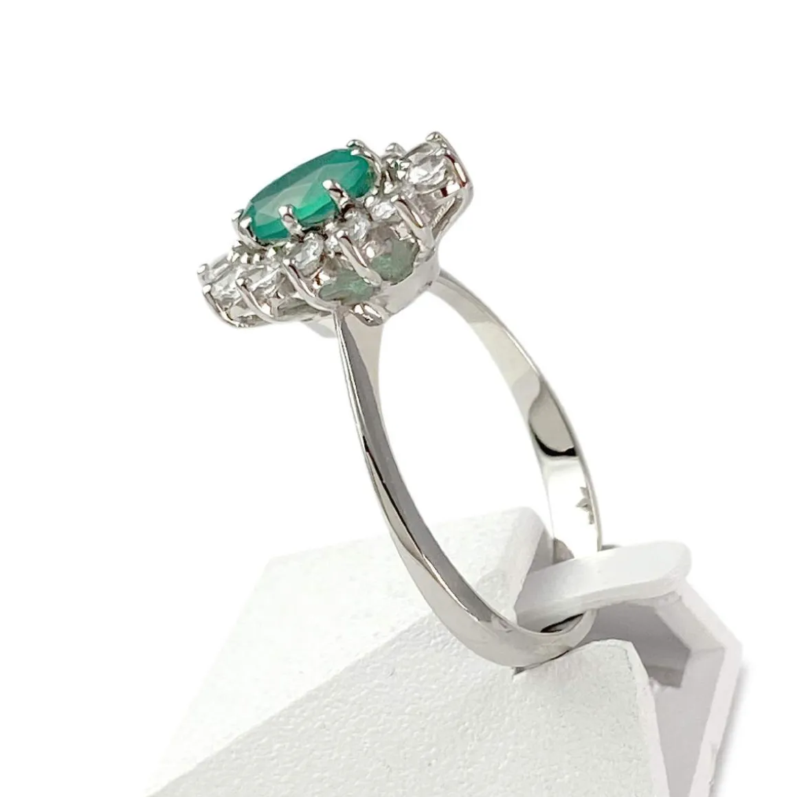 Bague d'occasion or 750 blanc calcédoine teintée verte zirconias