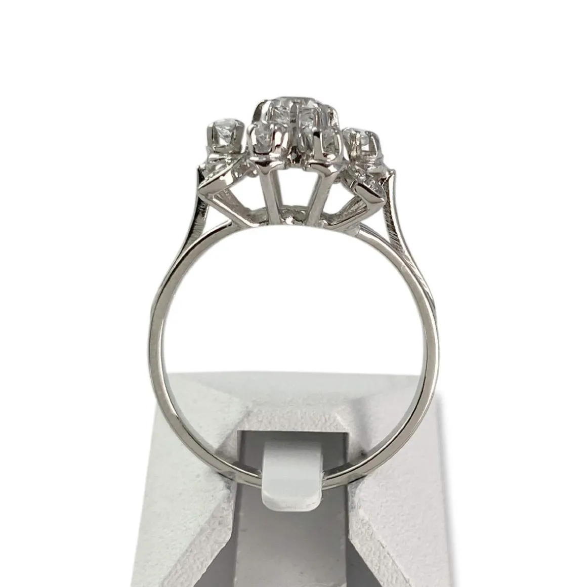 Bague d'occasion or 750 blanc pierres synthétiques