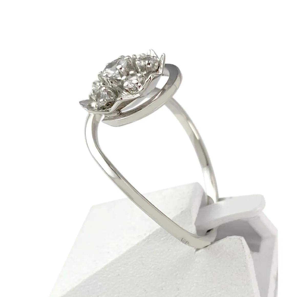 Bague d'occasion or 750 blanc spinelles synthétiques