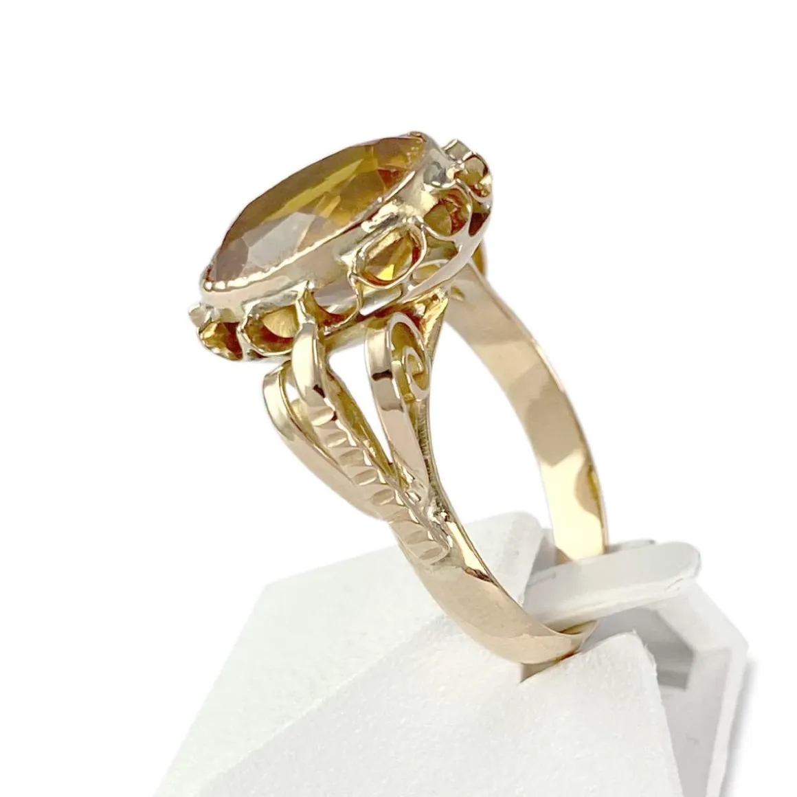 Bague d'occasion or 750 jaune corindon synthétique jaune