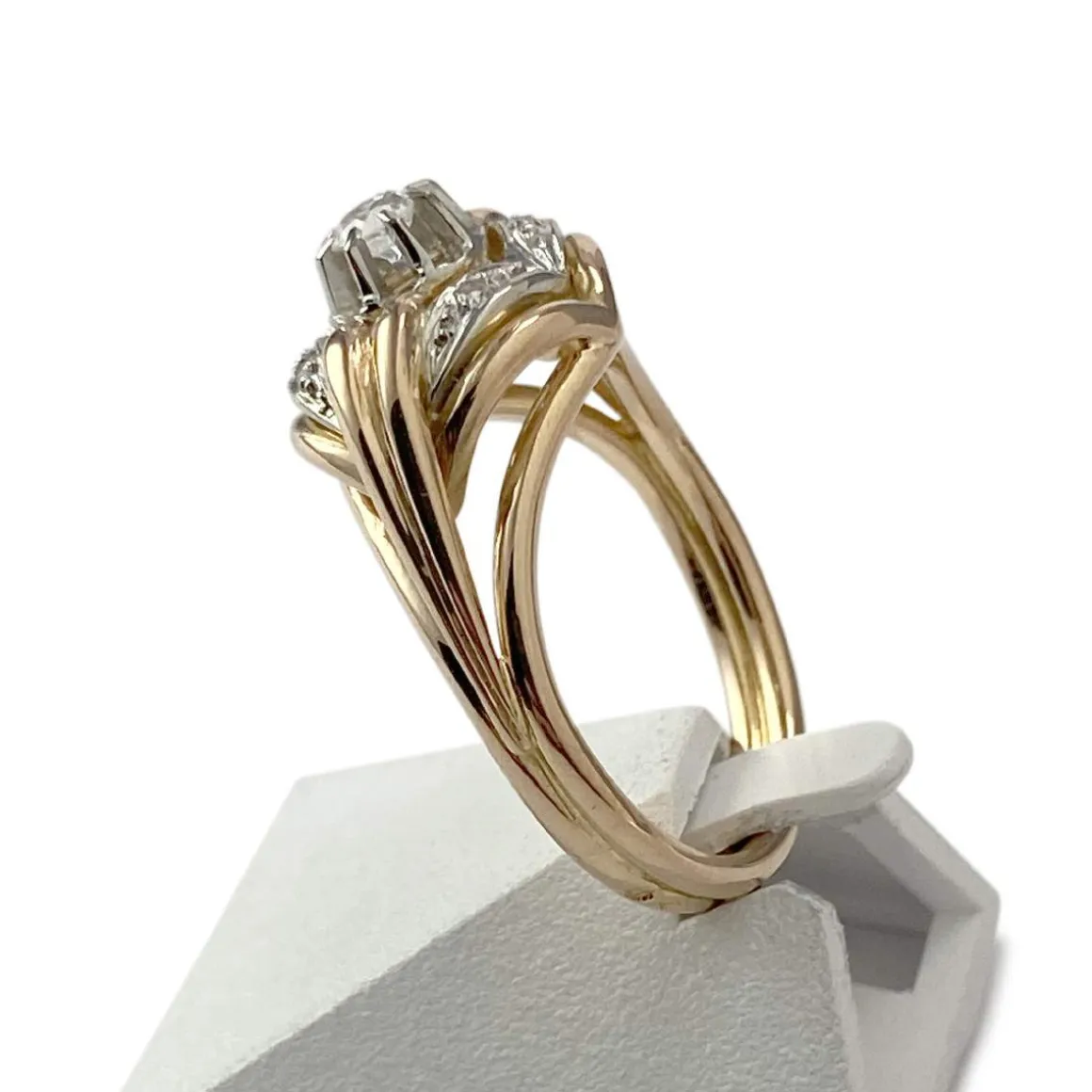 Bague d'occasion 2 ors 750 saphirs synthétiques blancs
