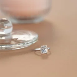 Bague or 375 blanc aigue-marine ovale et diamants