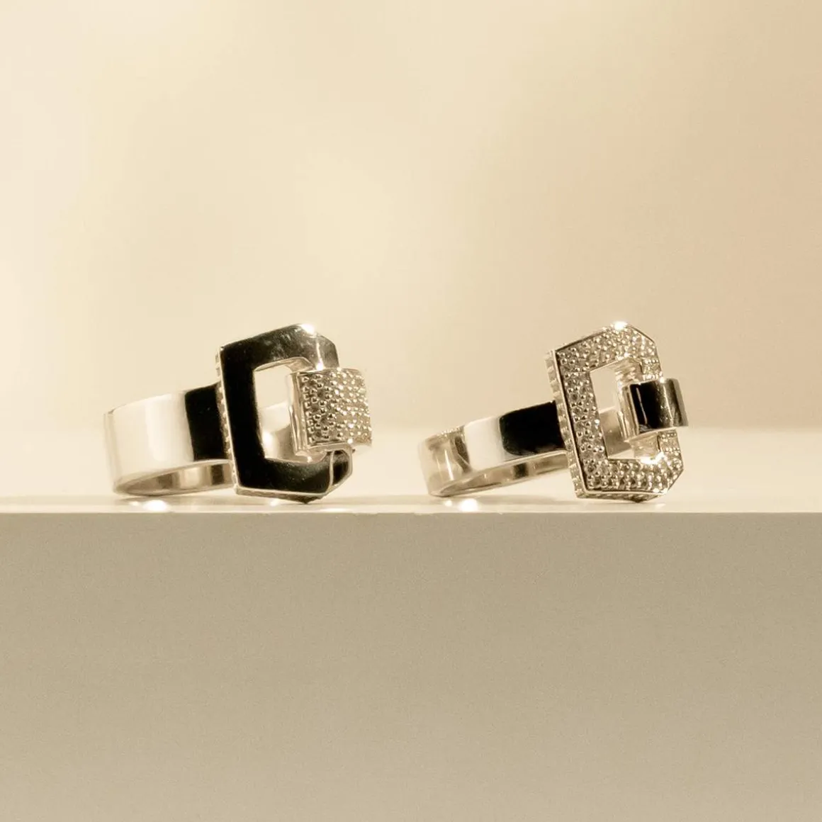 Bague or 750 blanc boucle et demi-tour diamants