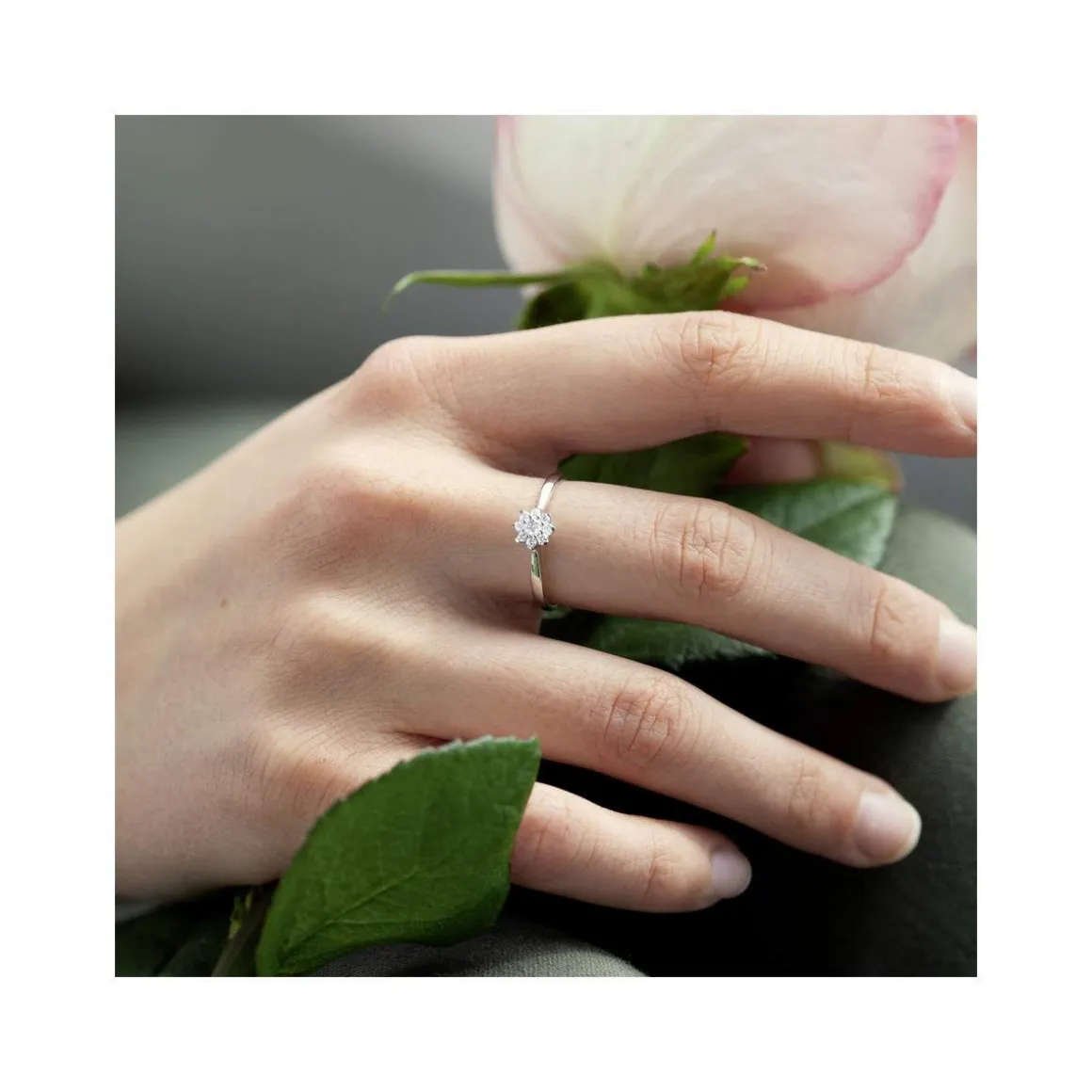 Bague or 750 blanc fleur diamants synthétiques 0,15 carat
