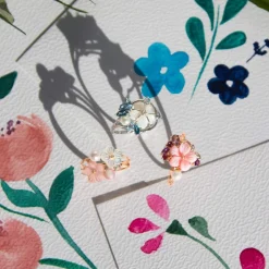 Bague or 375 blanc fleur pierres fines, nacre et perle de culture de Chine