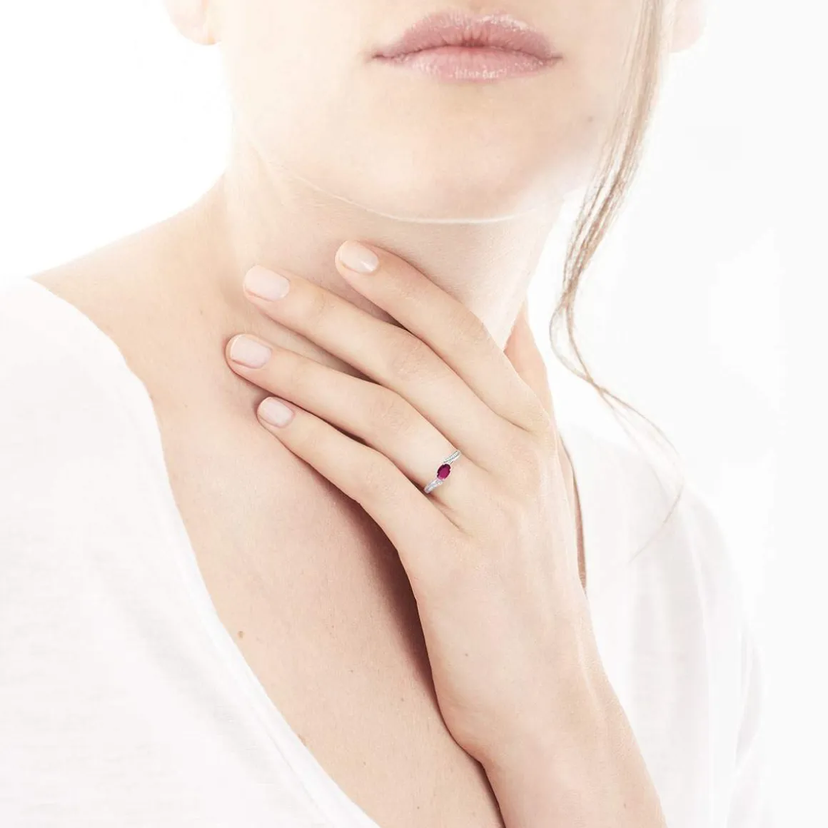 Bague or 750 blanc rubis ovale et diamants