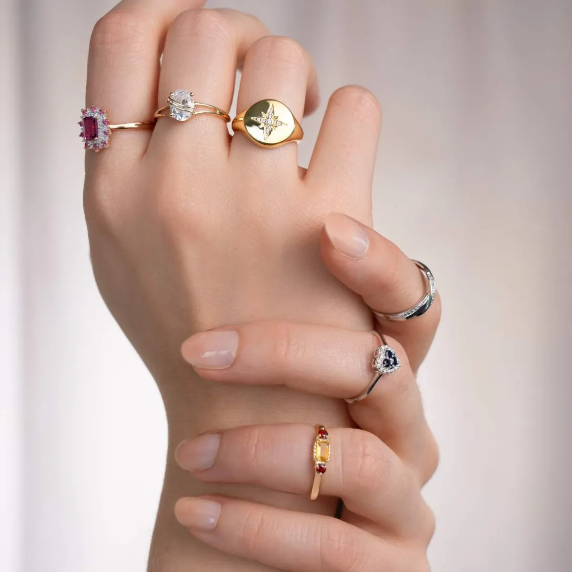 Bague or 375 blanc saphirs diamants motif coeur