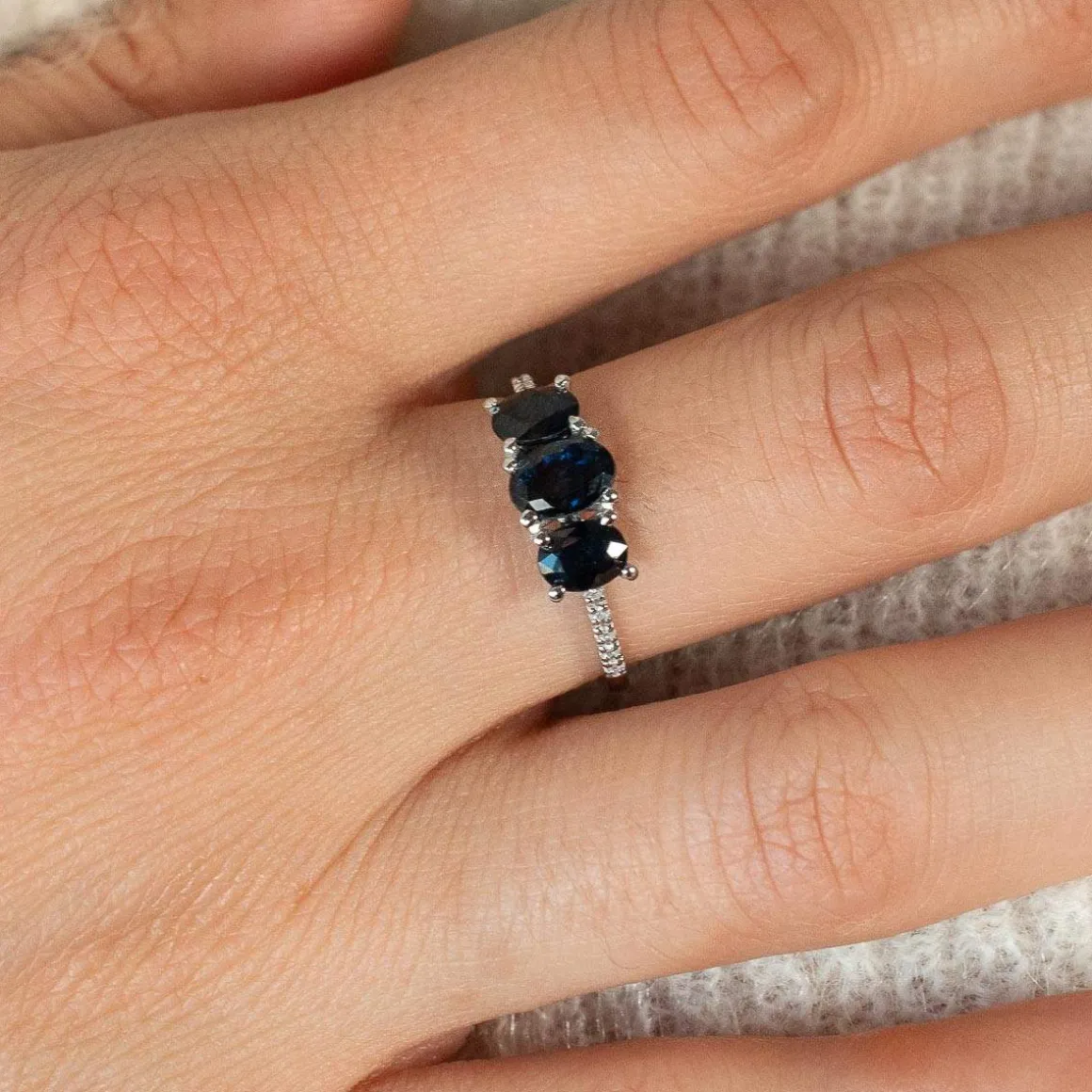 Bague or 750 blanc saphirs diamants