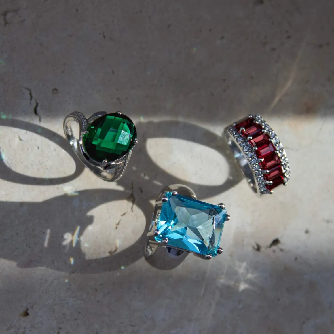 Bague or blanc 750, 1 topaze bleue traitée de 10,50 carats.