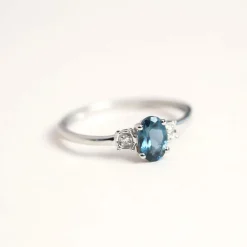 Bague or blanc 375 topaze bleue traitée diamants