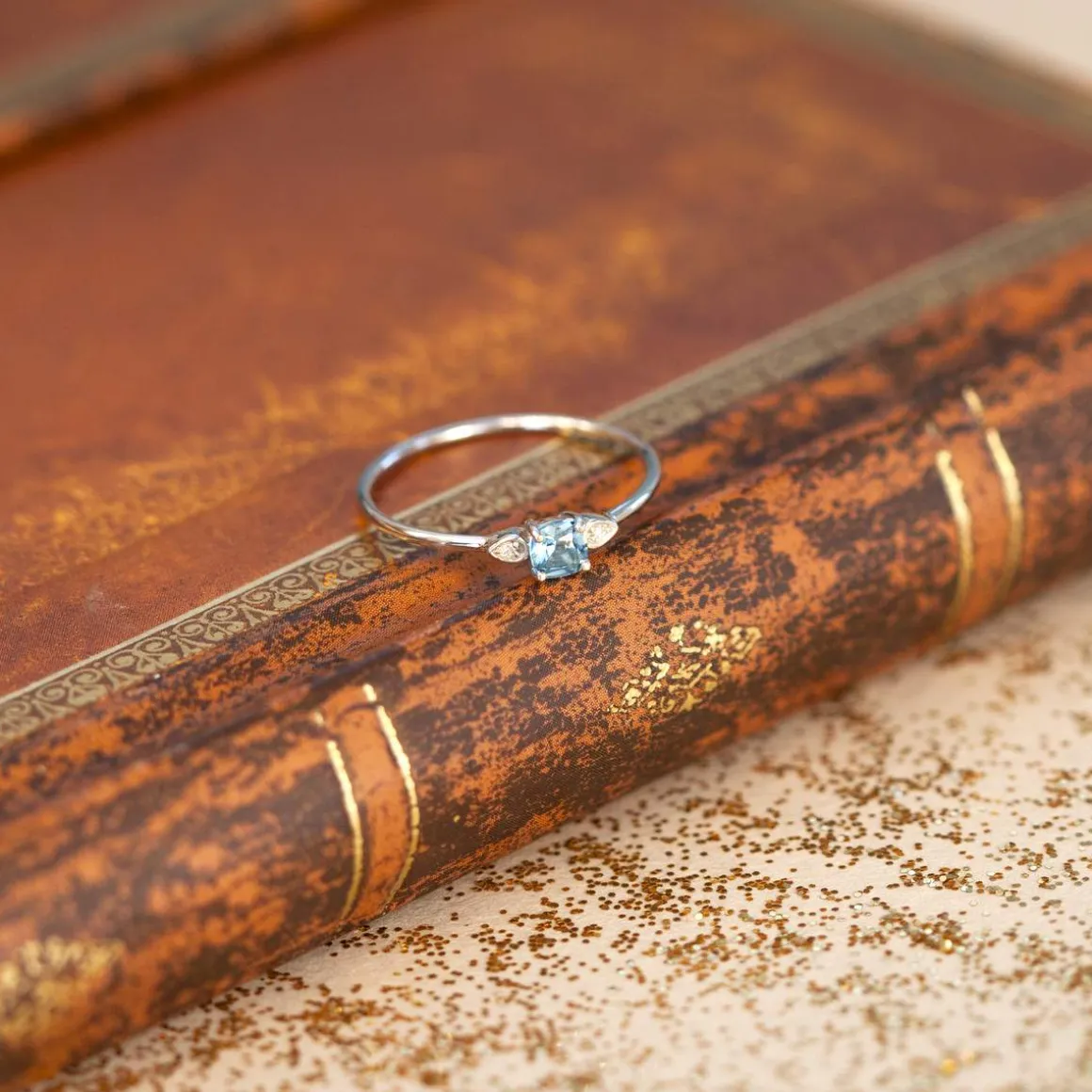Bague or blanc 375 topaze bleue traitée carrée et diamants