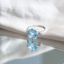 Bague or blanc 750, 1 topaze bleue traitée 5 carats.