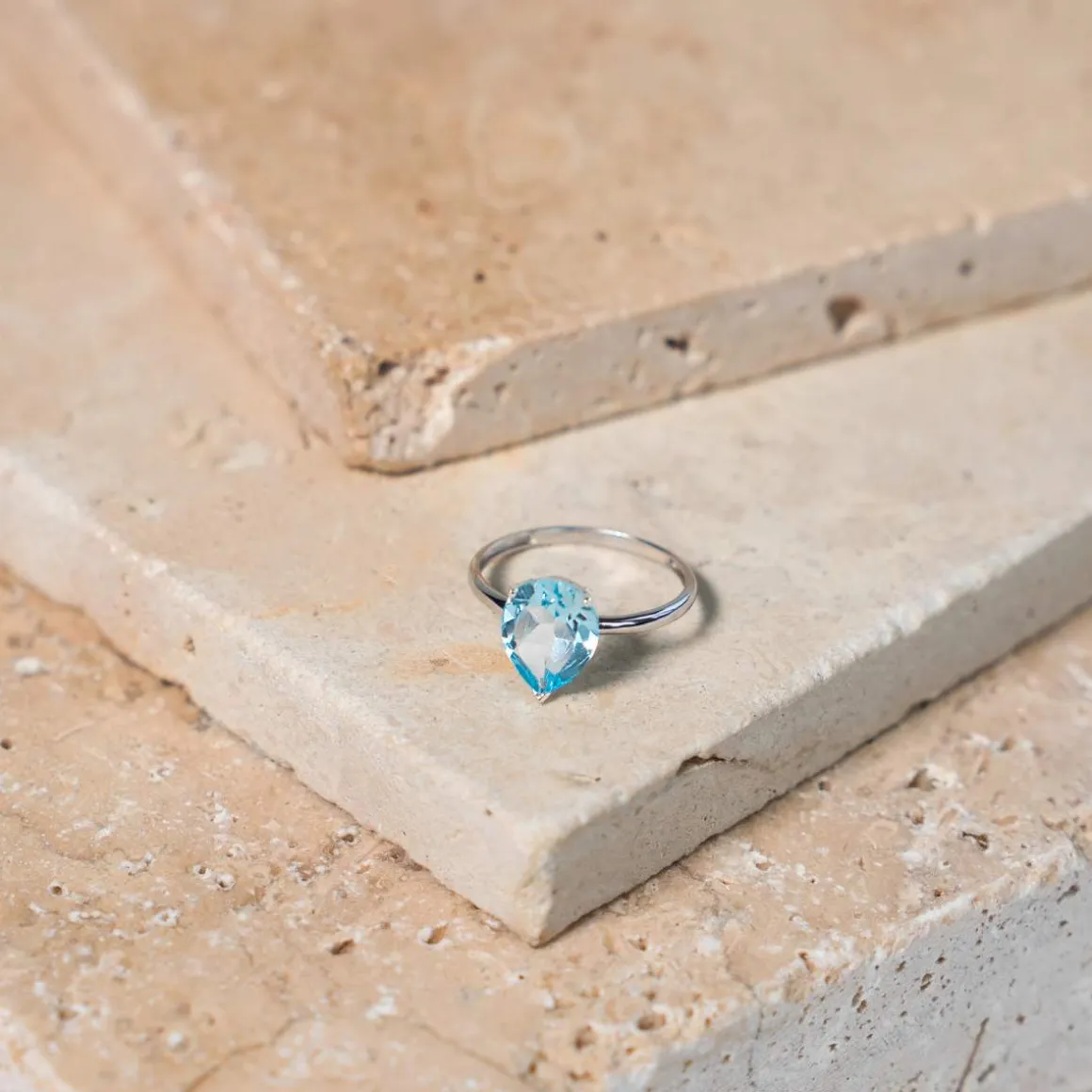 Bague or 375 blanc topaze bleue traitée