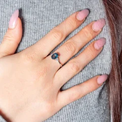 Bague or 375 blanc topaze bleue traitée et zirconias
