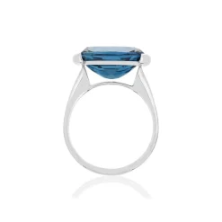 Bague or blanc 750, 1 topaze London Blue traitée de 7,42 carats.