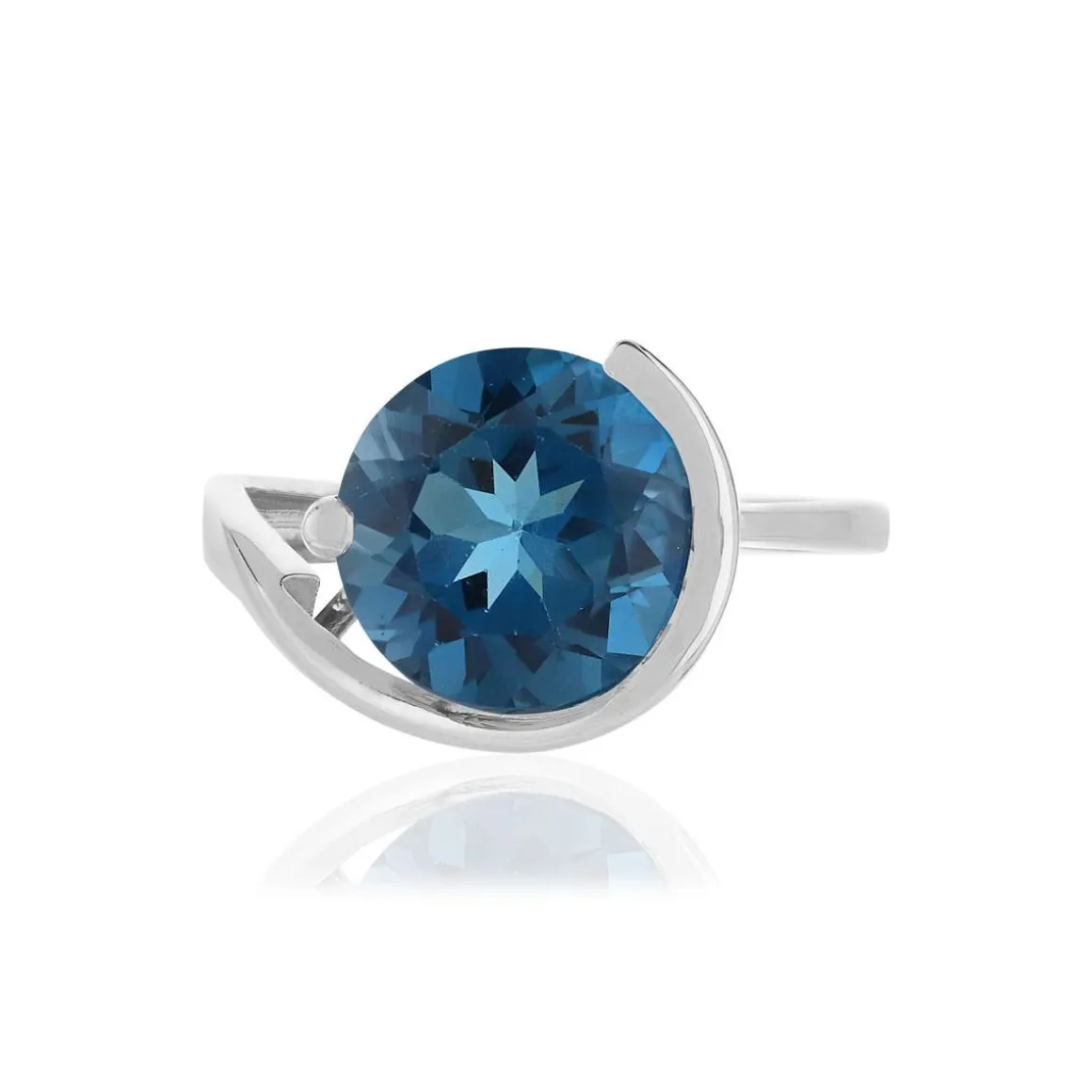 Bague or blanc 750, 1 topaze London Blue traitée de 5 carats.