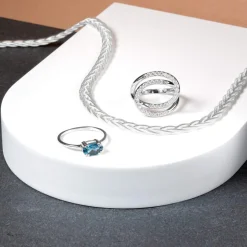 Bague or blanc 375 topaze London Blue traitée ovale