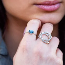 Bague or blanc 375 topaze London Blue traitée ovale