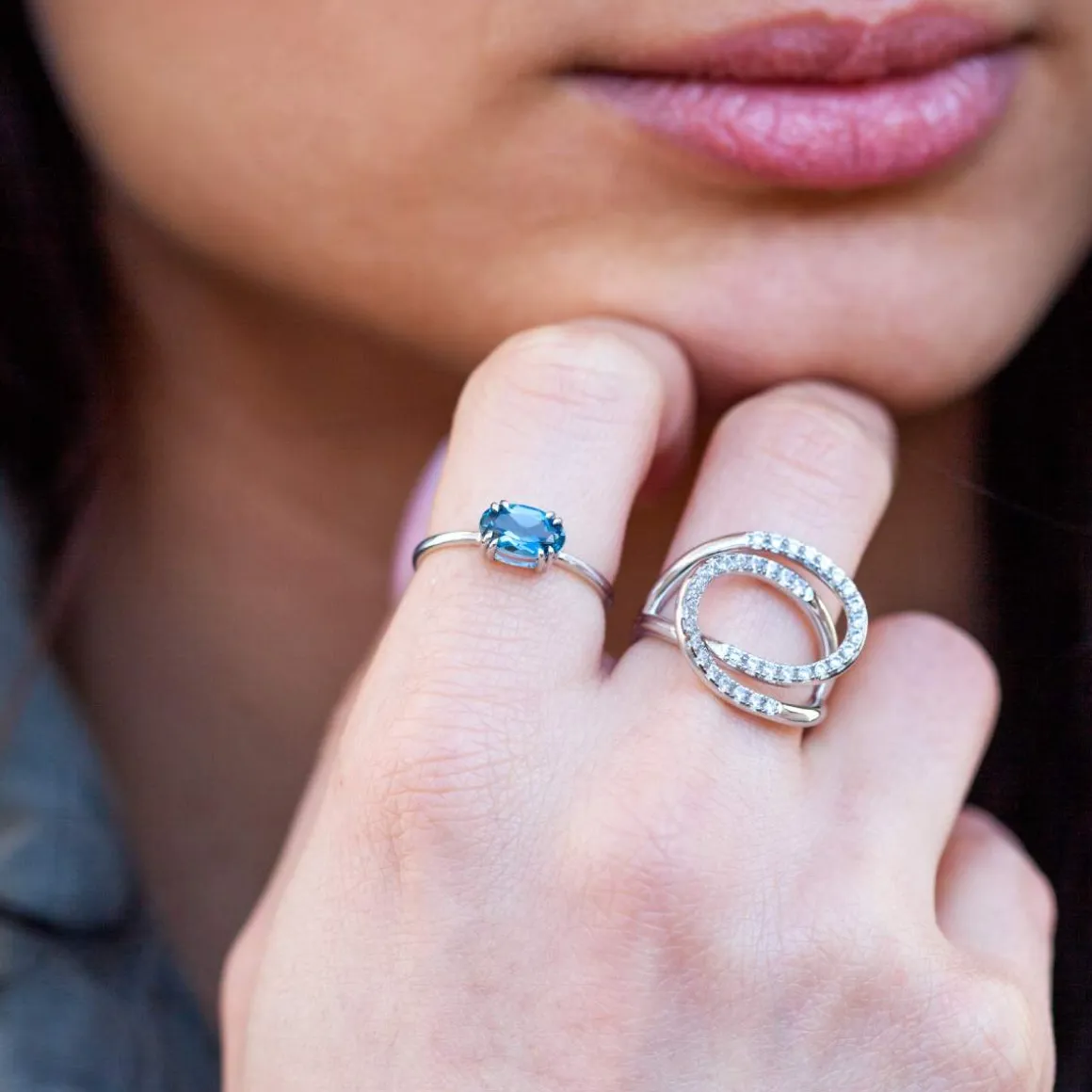 Bague or blanc 375 topaze London Blue traitée ovale