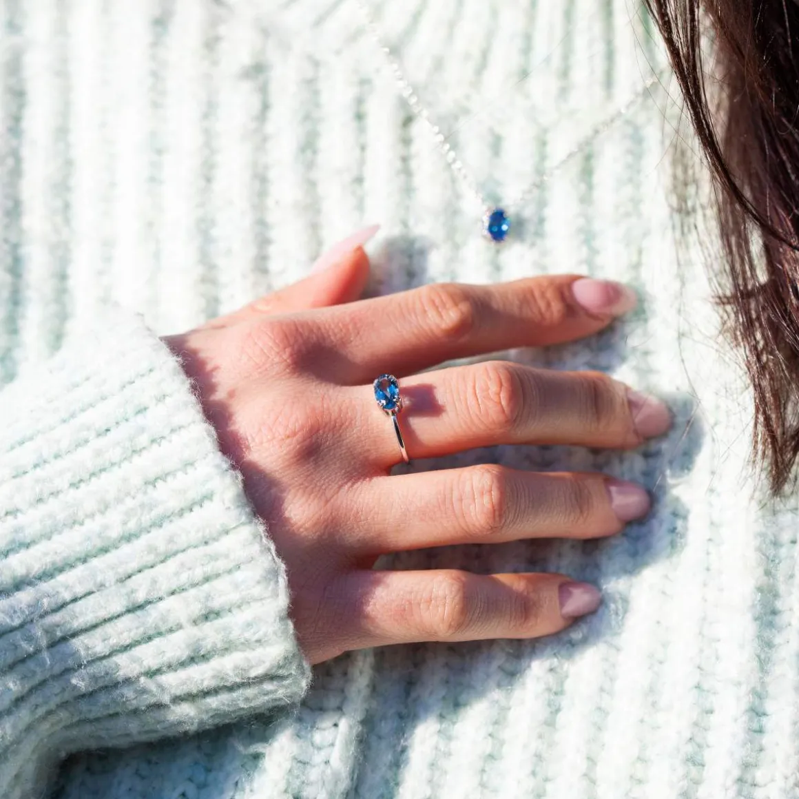 Bague or blanc 375 topaze London Blue traitée ovale