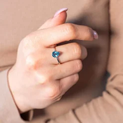 Bague or 375 blanc topaze London Blue traitée