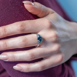 Bague or 375 blanc topazes bleues traitées