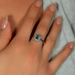 Bague or 375 blanc topazes bleues traitées et diamants