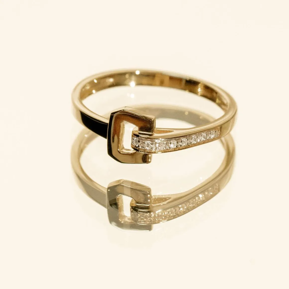 Bague or 750 jaune boucle et demi-tour diamants