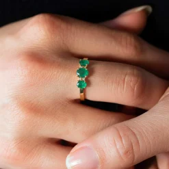 Bague or 750 jaune émeraudes et diamants