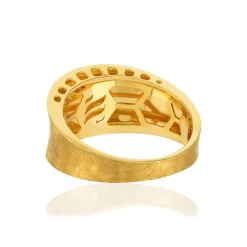 Bague or jaune 375, motif brossé et ciselé.