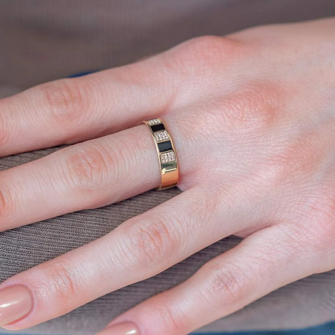 Bague or 375 jaune résine noire et zirconias
