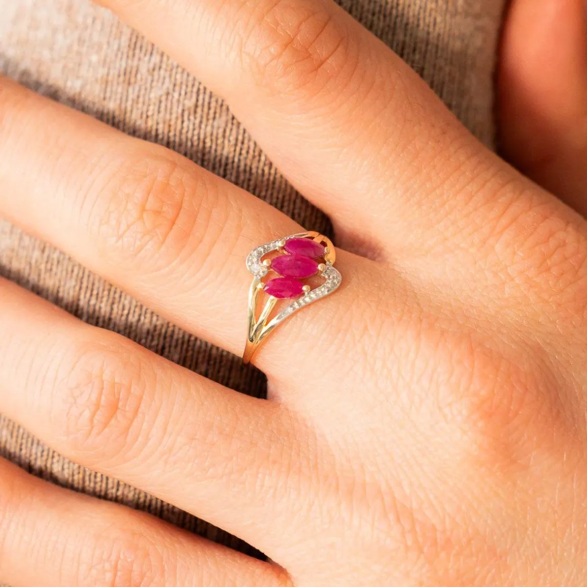 Bague or 375 jaune rubis diamants