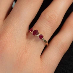 Bague or 750 jaune rubis et diamants