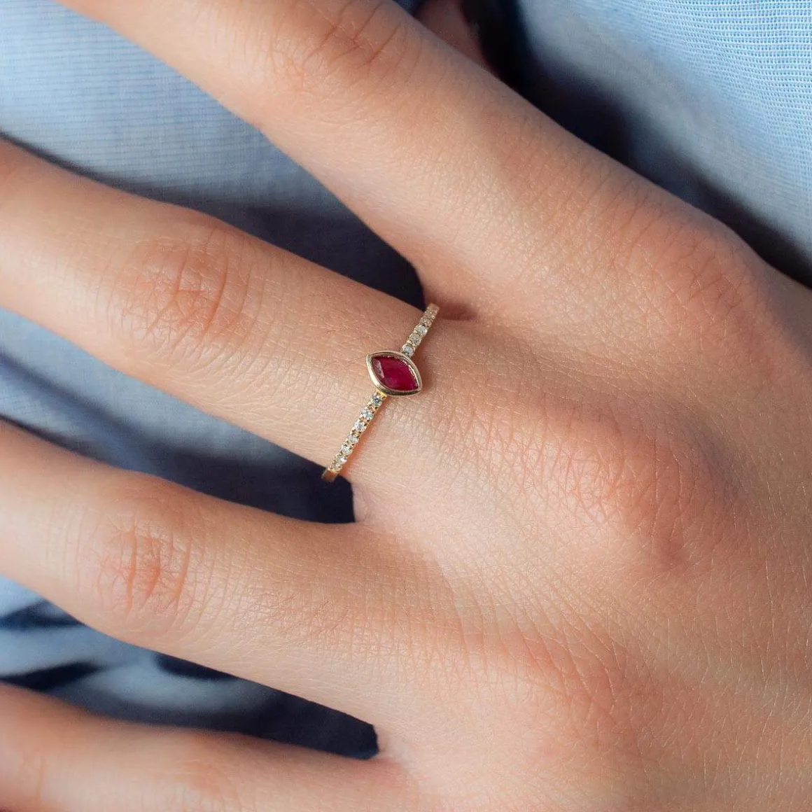 Bague or 750 jaune rubis et diamants