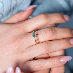 Bague or 750 jaune rubis émeraudes saphirs et diamants