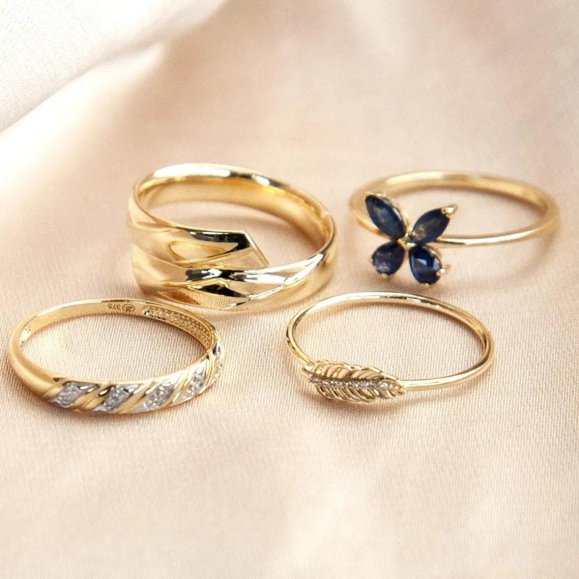 Bague or jaune 375, saphirs, motif papillon.