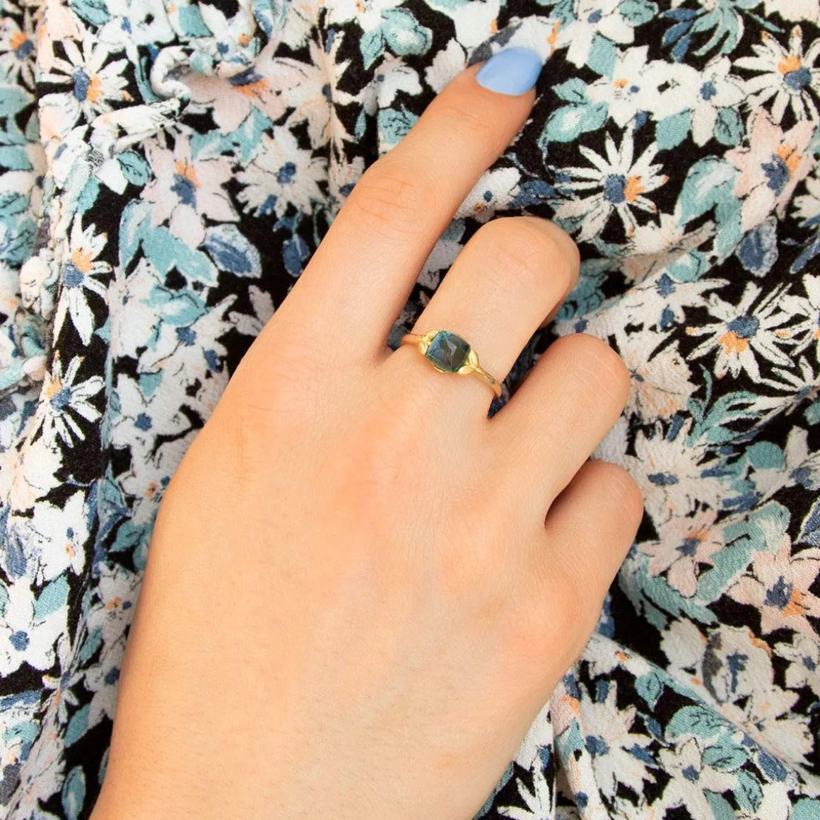 Bague or 375 jaune topaze bleue traitée