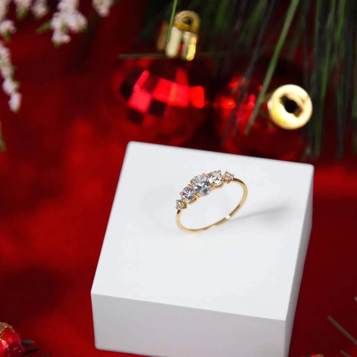 Bague or 375 jaune zirconias blancs