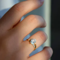 Bague or 750 2 tons aigue-marine ovale et diamants