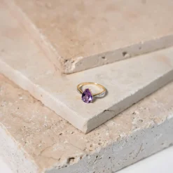 Bague or 375 2 tons améthyste taille poire et diamants