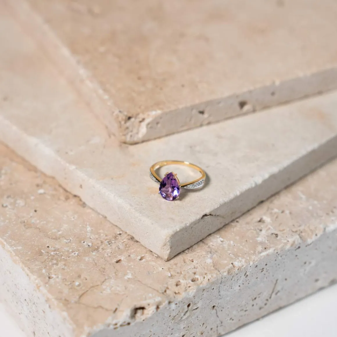 Bague or 375 2 tons améthyste taille poire et diamants