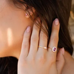 Bague or 375 2 tons fleur améthyste ovale et zirconias