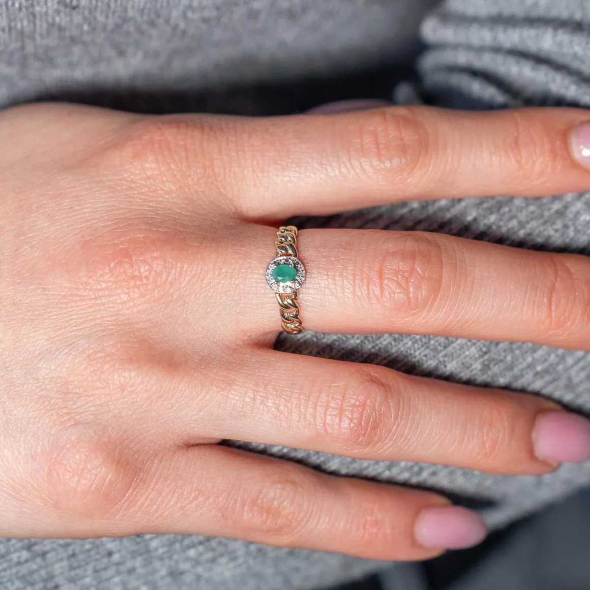 Bague or 375 2 tons, émeraude, diamants, motif maille gourmette