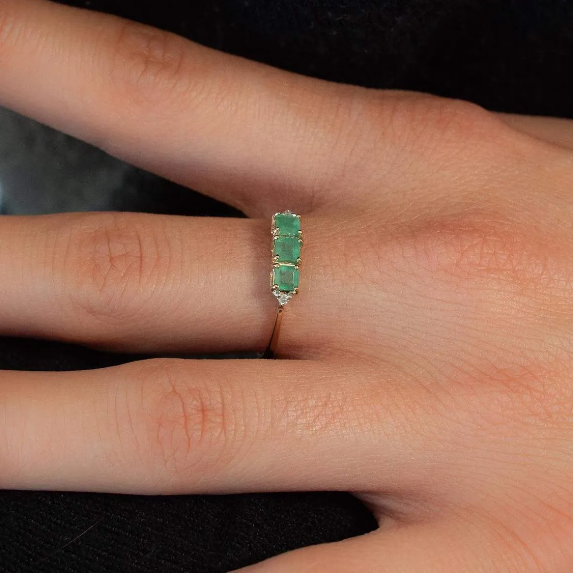 Bague or 375 2 tons émeraudes et diamants