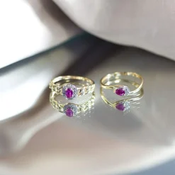 Bague or 375 2 tons, rubis et diamants, motif maille gourmette